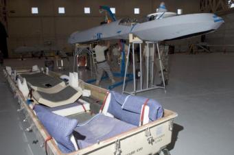 Powtórny montaż MQ-1 po powrocie z Afganistanu do bazy Creech. Na pierwszym planie widoczny kontener transportowy. Foto. Senior Airman Larry E. Reid Jr./USAF  